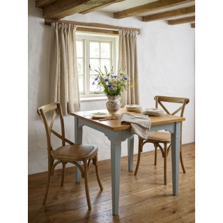 Tavolo in abete laccato azzurro con piano miele 80x80 – Stile country chic